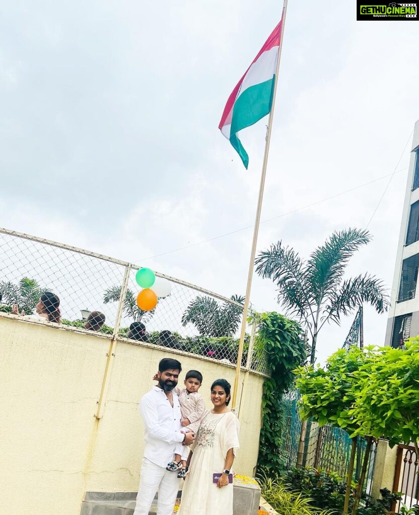 Dhamnashree Kadgaonkar Instagram - स्वातंत्र दिनाच्या शुभेच्छा .. #dhanashrikadgaonkar #kabir #independenceday #family #india #bharat #bharatdesh Ghodbandar Road Thane