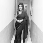 Dhamnashree Kadgaonkar Instagram - Sari moment…❤️ #dhanashrikadgaonkar #tuchalpudha #zeemarathiofficial #sarilovers #instagram #digitalworld #happyme #shilpirocks #blue Ghodbandar Road Thane
