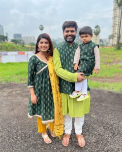 Dhamnashree Kadgaonkar Instagram - Thank u so much @kalaa_bynanda for taking this efforts for 3 of us .. we loved the theme .. 
#festiveattirecontinues #festival #dhanashrikadgaonkar #kalabynanda #ganapatipuja #jacketstyle #kurti #instgram #kabir 

Durvesh’s and Kabir’s jacket and my Kurti by @kalaa_bynanda ❤️❤️❤️