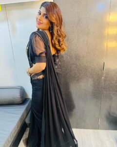 Dhamnashree Kadgaonkar Instagram - दहीहंडी 2023

Sari by @sujal_designer_boutique_ 
Blouse by @shilpjeet_fashion_studio 

#dhanashrikadgaonkar #dahihandi2023 
#blacksari #loveforsari #tuchalpudha #event #fanlove #shilpirocks
