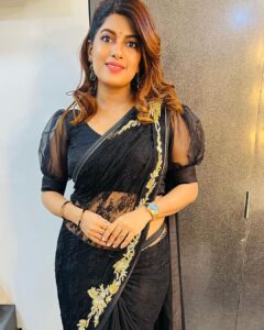 Dhamnashree Kadgaonkar Instagram - दहीहंडी 2023

Sari by @sujal_designer_boutique_ 
Blouse by @shilpjeet_fashion_studio 

#dhanashrikadgaonkar #dahihandi2023 
#blacksari #loveforsari #tuchalpudha #event #fanlove #shilpirocks
