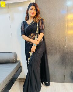 Dhamnashree Kadgaonkar Instagram - दहीहंडी 2023

Sari by @sujal_designer_boutique_ 
Blouse by @shilpjeet_fashion_studio 

#dhanashrikadgaonkar #dahihandi2023 
#blacksari #loveforsari #tuchalpudha #event #fanlove #shilpirocks