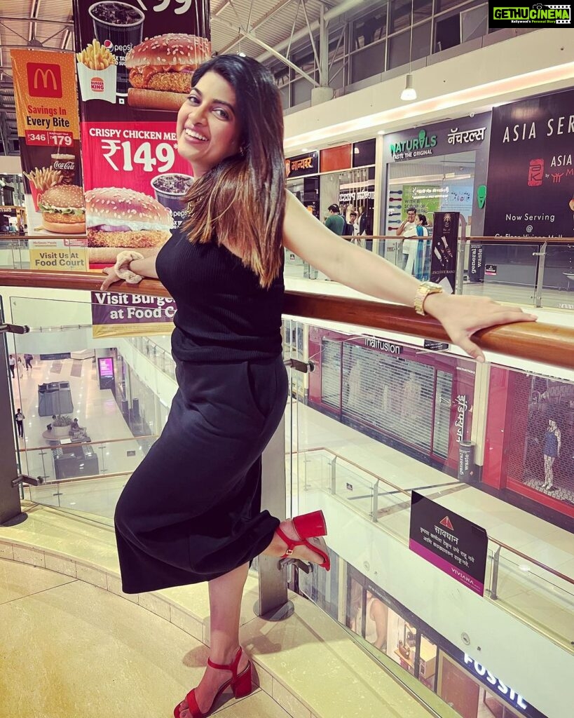 Dhamnashree Kadgaonkar Instagram - I like black because it’s classy … 🖤🖤🖤 📷by @deshmukhdurvesh #dhanashrikadgaonkar #shilpirocks #blackdress #blackred Viviana Mall