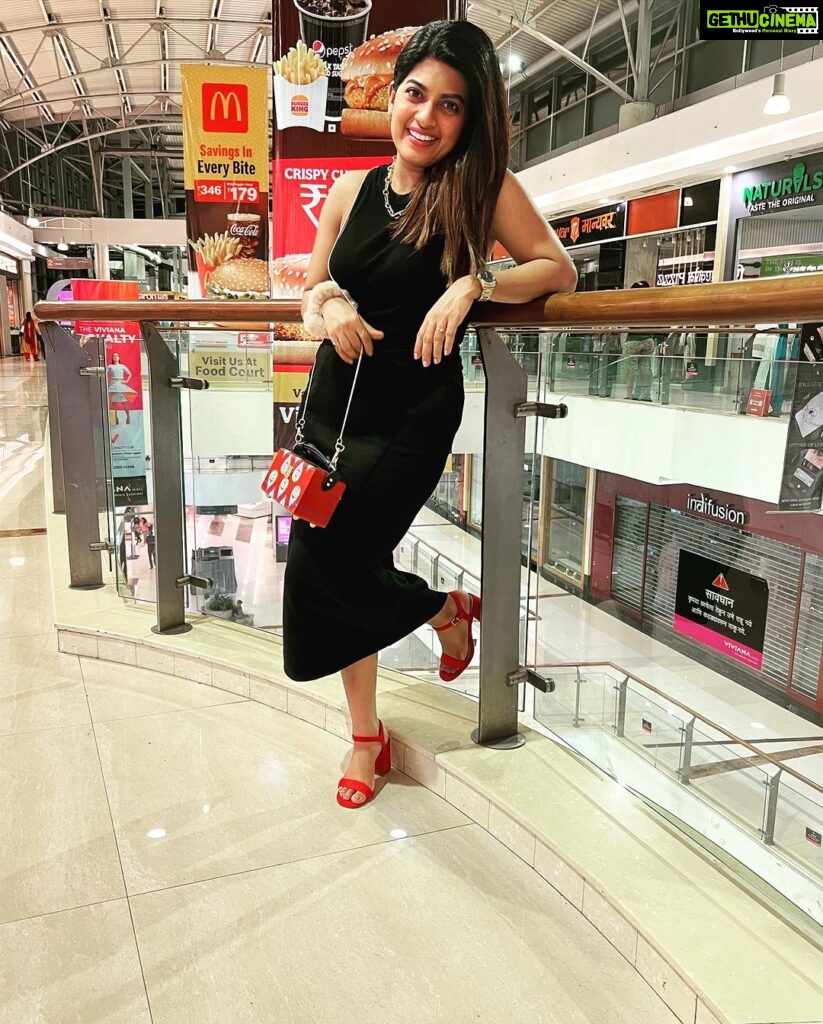 Dhamnashree Kadgaonkar Instagram - I like black because it’s classy … 🖤🖤🖤 📷by @deshmukhdurvesh #dhanashrikadgaonkar #shilpirocks #blackdress #blackred Viviana Mall