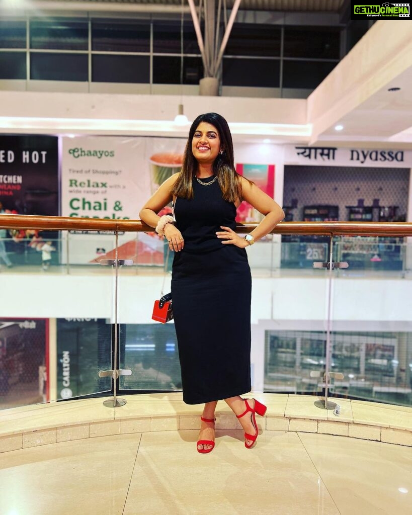 Dhamnashree Kadgaonkar Instagram - I like black because it’s classy … 🖤🖤🖤 📷by @deshmukhdurvesh #dhanashrikadgaonkar #shilpirocks #blackdress #blackred Viviana Mall