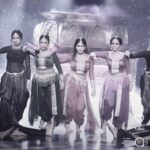 Dhamnashree Kadgaonkar Instagram - तुमच्या मनोरंजनासाठी सज्ज ३ खलनायिका. कार्य आहे घरचं, सगळ्यांनी यायचं . ‘वामन हरी पेठे ज्वेलर्स प्रस्तुत’, ‘झी मराठी उत्सव नात्यांचा अवॉर्ड 2023’, 4 नोव्हेंबर, शनिवार, 7 PM #ZeeMarathi #ZMA2023 #ZeeMarathiAward2023 #GharchaKarya #घरचंकार्य #Promo