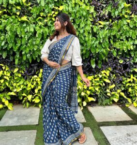 Dhamnashree Kadgaonkar Instagram - Some 90’s feel ..
💙💙💙💙

Sari gifted by @nehavasagadekar 💙
PNG silver jewellery gifted by my नणंद #uma
@pngjewellers 
Hair by @_sgmakeover
