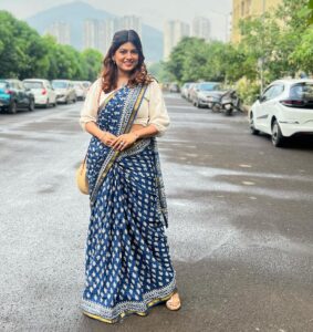 Dhamnashree Kadgaonkar Instagram - Some 90’s feel ..
💙💙💙💙

Sari gifted by @nehavasagadekar 💙
PNG silver jewellery gifted by my नणंद #uma
@pngjewellers 
Hair by @_sgmakeover