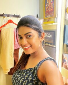 Dhamnashree Kadgaonkar Instagram - Just some makeup room selfies…
#dhanashrikadgaonkar #selflove #selfie #shilpirocks #tuchalpudha #zeemarathiofficial #nomakeup #nomakeupmakeup