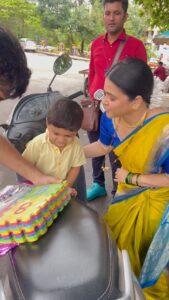 Dhamnashree Kadgaonkar Instagram - एके दिवशी आउटडोर शूट चालू होतं  आमचं ..
कबीर मला भेटायला आला कारण शूट वर जाताना मी प्रॉमिस केलं  होतं कि मी एबीसीडी चा गेम पाठवून देइन..
तो सेट वर आला आणि आमच बोलणं दीपा ताई ने  ऐकलं .. तिने  कसं  कधी  जाऊन तिथल्या  जवळच्या दुकानातून कबीर  साठी  हे  आणलं कळलं  पण नाई ..
तिला  खूप आवडतं लोकांना गिफ्ट्स द्यायला  आणि त्या हि पेक्षा मला  असं  वाटतं कि हे एक  छोटं  gesture आहे  प्रेम  व्यक्त करण्याचं .. 
आणि  ते  त्या  त्या वेळ जमणं हि एक सुंदर कला आहे ..

इतका खेळला आहे तो या abcd सोबत .. त्याच्या चेहऱ्या वरचा आनंदच सगळं सांगणारा आहे ..
Thank u @deepaparabchaudhariofficial माऊ 
गिफ्ट खूप आवडलं आणि त्या ही पेक्षा जास्त तुझं gesture ..
अशीच राहा .. ❤️❤️
