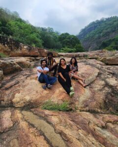 Dhivya Duraisamy Instagram - @maheswarichanakyan @naanungalfj @kiran.drk 
#tirunelveli #Hotstar_web_series #manimutharudam #agasthiyarfalls