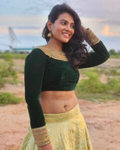 Dhivya Duraisamy Instagram - Remaining pics.... Obsessed with this song ...
Costume @designed_by_sindhu