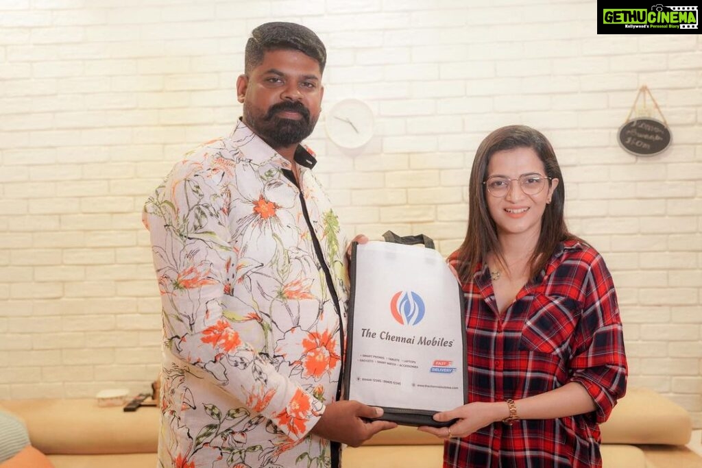 Dhivyadharshini Instagram - Thank you for this thoughtful and happening gift @thechennaimobiles and @samsungindia ❤️ loved this new stylish #galaxyZfold5 I always wanted to try these new folding ones, heard the camera is great. 🧐 will post pics soon