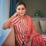 Dia Mirza Instagram - May the good within always triumph over evil 💖✨🕊️ 🙏🏻 #HappyDussehra #ShubhoBijoyaDashimi Outfit Courtesy @anavila_m Jewellery Courtesy @vandalsworld_unofficial Footwear Courtesy @aprajitatoorofficial Styled by @theiatekchandaney Make up @kiran_chhetri92 Hair @karanrai001 Team @diva_rose21 Photos by @ankitchatterjee.official #VocalForLocal #MadeInIndia #HandcraftedInIndia