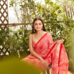 Dia Mirza Instagram - Surajoan ki laali jo gaalon pe uchhalee savera ho gaya 💖🏍️🦋⛰️🕊️ #DhakDhakInCinemas Saree Courtesy @anitadongre Earrings @vandalsworld_unofficial Hair @vithikajaiswal Styled by @theiatekchandaney Images by @shivamguptaphotography Managed by @shruti8711 @exceedentertainment
