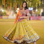Dimple Biscuitwala Instagram - Day 3 #navratri2023 #dimplebiscuitwalalive 🧡💚 . Wearing @vastra_by_ps Shot by @_hb.photography__ Styled by @style_by_mita Jewellery by @the_beta_girl HMUA @saramakeupofficial