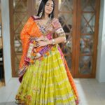 Dimple Biscuitwala Instagram - Day 3 #navratri2023 #dimplebiscuitwalalive 🧡💚 . Wearing @vastra_by_ps Shot by @_hb.photography__ Styled by @style_by_mita Jewellery by @the_beta_girl HMUA @saramakeupofficial