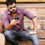 Dinesh Gopalsamy Instagram - இந்த செல்போன் மட்டும் கண்டுபுடிக்கலேனா, இன்னும் நிம்மதியா இருந்திருக்கலாம்😜 என்ன ஒரு எமோஷனல் கணக்ட்...🤔🤓