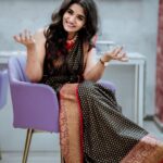 Divya Uruduga Instagram - 💃 My heart is full♥️🤗 One million prettyyyyy Hearts💕💃 Stronger Happier prettier!! 🤌🏻🌷 I just want to say, You people are piece of my Heart 🤗♥️ Only love to you’ll 😘 💛🖤 📸 : @pkstudiophotography #divyauruduga #divyau #du #D #arviyans #arviya