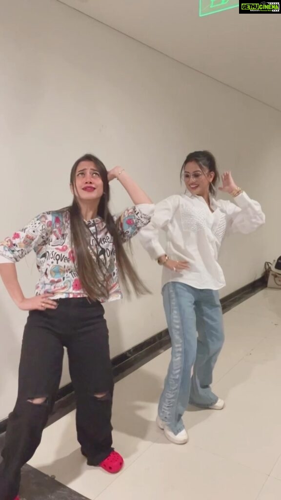 Elina Samantray Instagram - & how can we miss grooving on dhulia janda song together in which you are absolutely fire sweetheart..tysm for joining the special screening of katak sesha ru arambha & also cheering up for rangalata ..lods of love❤️😘❤️ Ps-all the beauties together at the end🔥😍 Vc- @officialbhoomikadash 🥰😘 #dhuliajanda #rangalata #trendingnow #trending #trendingreels #viralsong #odiamovie #actresses #riyadey #rayelinasamantaray