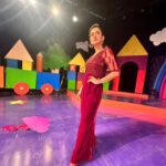 Elina Samantray Instagram - It's difficult for me to not smile in my pictures!! I rarely win in this battle..💃 Wearing @zubysdesignerhouse @ali.zubina
