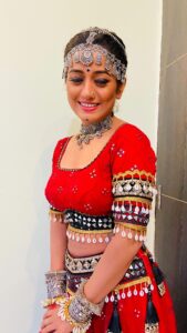 Elina Samantray Instagram - I wish if I could get ready this fast!!😿

Thank you to my entire team for making me look the best!!🫶🏻

Outfit & jewellery:- @mahendrabaral_official 
Makeup- Sudhir bhai & Susant(susu)
Hair- Mama