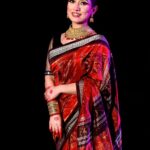Elina Samantray Instagram - "Embracing the timeless elegance of Durga Puja in my Tera Cotta Sambalpuri silk Saree from BigRayn 🌸✨. Visit BigRayn.com or call +916372255010. Wearing @bigraynofficials Makeup & Hair @makeupbyshagy Jewellery @mahendrabaral_official PC: @_abinashbiswal @partha_das07 #rayelinasamantaray #elinasamantaray #bigraynofficials #sambalpurihandloom #sambalpuri #odishahandlooms #mybhubaneswar #bhubaneswar #bigraynofficials #odishahandloom #odishaikat #bigraynofficials #sareesusa #sareedubai #sareessingapore #sareesofinstagram #sareestyling #weddingsarees #partywear #odishaweaves #splendoursofodishaweaves #durgapuja #durgapujo