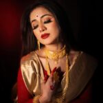Elina Samantray Instagram - Subha Sasthi 🌸 Beautiful Face @rayelinasamantaray Designer @mahendrabaral_official Jewellery @mahendrabaral_official Pic @_abinashbiswal Kalka @lizamehndi_artist #durga #durgapuja #durgamaa🙏 #durgapujo #makeupbyshagy #makeoverbyahagy #sanjeevhairstudio #bhubaneswar #odisha #india India