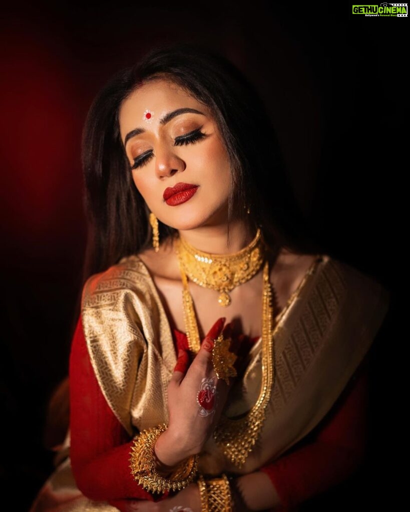 Elina Samantray Instagram - Subha Sasthi 🌸 Beautiful Face @rayelinasamantaray Designer @mahendrabaral_official Jewellery @mahendrabaral_official Pic @_abinashbiswal Kalka @lizamehndi_artist #durga #durgapuja #durgamaa🙏 #durgapujo #makeupbyshagy #makeoverbyahagy #sanjeevhairstudio #bhubaneswar #odisha #india India