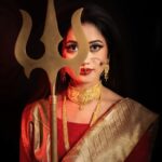 Elina Samantray Instagram - Maaaaa सर्वमंगल मांगल्ये शिवे सर्वार्थ साधिके Beautiful Face @rayelinasamantaray Designer @mahendrabaral_official Jewellery @mahendrabaral_official Pic @_abinashbiswal Kalka @lizamehndi_artist #durga #durgapuja #durgamaa🙏 #durgapujo #makeupbyshagy #makeoverbyahagy #sanjeevhairstudio #bhubaneswar #odisha #india India