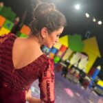 Elina Samantray Instagram - It's difficult for me to not smile in my pictures!! I rarely win in this battle..💃 Wearing @zubysdesignerhouse @ali.zubina