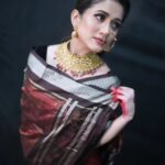Elina Samantray Instagram - DURGA PUJA🌸🙏💗 "Embracing the timeless elegance of Durga Puja in my Tera Cotta Sambalpuri silk Saree from BigRayn 🌸✨. Visit BigRayn.com or call +916372255010. #rayelinasamantaray #elinasamantaray #bigraynofficials #sambalpurihandloom #sambalpuri #odishahandlooms #mybhubaneswar #bhubaneswar #bigraynofficials #odishahandloom #odishaikat #bigraynofficials #sareesusa #sareedubai #sareessingapore #sareesofinstagram #sareestyling #weddingsarees #partywear #odishaweaves #splendoursofodishaweaves #durgapuja #durgapujo wearing @bigraynofficials Makeup & Hair @makeupbyshagy Jewellery @mahendrabaral_official PC: @_abinashbiswal @partha_das07