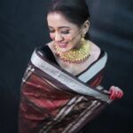 Elina Samantray Instagram - DURGA PUJA🌸🙏💗 "Embracing the timeless elegance of Durga Puja in my Tera Cotta Sambalpuri silk Saree from BigRayn 🌸✨. Visit BigRayn.com or call +916372255010. #rayelinasamantaray #elinasamantaray #bigraynofficials #sambalpurihandloom #sambalpuri #odishahandlooms #mybhubaneswar #bhubaneswar #bigraynofficials #odishahandloom #odishaikat #bigraynofficials #sareesusa #sareedubai #sareessingapore #sareesofinstagram #sareestyling #weddingsarees #partywear #odishaweaves #splendoursofodishaweaves #durgapuja #durgapujo wearing @bigraynofficials Makeup & Hair @makeupbyshagy Jewellery @mahendrabaral_official PC: @_abinashbiswal @partha_das07