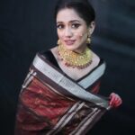 Elina Samantray Instagram - DURGA PUJA🌸🙏💗 "Embracing the timeless elegance of Durga Puja in my Tera Cotta Sambalpuri silk Saree from BigRayn 🌸✨. Visit BigRayn.com or call +916372255010. #rayelinasamantaray #elinasamantaray #bigraynofficials #sambalpurihandloom #sambalpuri #odishahandlooms #mybhubaneswar #bhubaneswar #bigraynofficials #odishahandloom #odishaikat #bigraynofficials #sareesusa #sareedubai #sareessingapore #sareesofinstagram #sareestyling #weddingsarees #partywear #odishaweaves #splendoursofodishaweaves #durgapuja #durgapujo wearing @bigraynofficials Makeup & Hair @makeupbyshagy Jewellery @mahendrabaral_official PC: @_abinashbiswal @partha_das07
