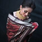 Elina Samantray Instagram - DURGA PUJA🌸🙏💗 "Embracing the timeless elegance of Durga Puja in my Tera Cotta Sambalpuri silk Saree from BigRayn 🌸✨. Visit BigRayn.com or call +916372255010. #rayelinasamantaray #elinasamantaray #bigraynofficials #sambalpurihandloom #sambalpuri #odishahandlooms #mybhubaneswar #bhubaneswar #bigraynofficials #odishahandloom #odishaikat #bigraynofficials #sareesusa #sareedubai #sareessingapore #sareesofinstagram #sareestyling #weddingsarees #partywear #odishaweaves #splendoursofodishaweaves #durgapuja #durgapujo wearing @bigraynofficials Makeup & Hair @makeupbyshagy Jewellery @mahendrabaral_official PC: @_abinashbiswal @partha_das07