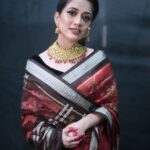 Elina Samantray Instagram - DURGA PUJA🌸🙏💗 "Embracing the timeless elegance of Durga Puja in my Tera Cotta Sambalpuri silk Saree from BigRayn 🌸✨. Visit BigRayn.com or call +916372255010. #rayelinasamantaray #elinasamantaray #bigraynofficials #sambalpurihandloom #sambalpuri #odishahandlooms #mybhubaneswar #bhubaneswar #bigraynofficials #odishahandloom #odishaikat #bigraynofficials #sareesusa #sareedubai #sareessingapore #sareesofinstagram #sareestyling #weddingsarees #partywear #odishaweaves #splendoursofodishaweaves #durgapuja #durgapujo wearing @bigraynofficials Makeup & Hair @makeupbyshagy Jewellery @mahendrabaral_official PC: @_abinashbiswal @partha_das07