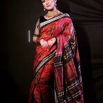 Elina Samantray Instagram - Durga Ashtami ra Anek Anek Subhakamana!🙏🌸 Wearing @bigraynofficials "Embracing the timeless elegance of Durga Puja in my Tera Cotta Sambalpuri silk Saree from BigRayn 🌸✨. Visit BigRayn.com or call +916372255010. #rayelinasamantaray #elinasamantaray #bigraynofficials #sambalpurihandloom #sambalpuri #odishahandlooms #mybhubaneswar #bhubaneswar #bigraynofficials #odishahandloom #odishaikat #bigraynofficials #sareesusa #sareedubai #sareessingapore #sareesofinstagram #sareestyling #weddingsarees #partywear #odishaweaves #splendoursofodishaweaves #durgapuja #durgapujo Makeup & Hair @makeupbyshagy Jewellery @mahendrabaral_official PC: @_abinashbiswal @partha_das07