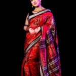 Elina Samantray Instagram - "Embracing the timeless elegance of Durga Puja in my Tera Cotta Sambalpuri silk Saree from BigRayn 🌸✨. Visit BigRayn.com or call +916372255010. Wearing @bigraynofficials Makeup & Hair @makeupbyshagy Jewellery @mahendrabaral_official PC: @_abinashbiswal @partha_das07 #rayelinasamantaray #elinasamantaray #bigraynofficials #sambalpurihandloom #sambalpuri #odishahandlooms #mybhubaneswar #bhubaneswar #bigraynofficials #odishahandloom #odishaikat #bigraynofficials #sareesusa #sareedubai #sareessingapore #sareesofinstagram #sareestyling #weddingsarees #partywear #odishaweaves #splendoursofodishaweaves #durgapuja #durgapujo