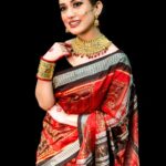 Elina Samantray Instagram - "Embracing the timeless elegance of Durga Puja in my Tera Cotta Sambalpuri silk Saree from BigRayn 🌸✨. Visit BigRayn.com or call +916372255010. Wearing @bigraynofficials Makeup & Hair @makeupbyshagy Jewellery @mahendrabaral_official PC: @_abinashbiswal @partha_das07 #rayelinasamantaray #elinasamantaray #bigraynofficials #sambalpurihandloom #sambalpuri #odishahandlooms #mybhubaneswar #bhubaneswar #bigraynofficials #odishahandloom #odishaikat #bigraynofficials #sareesusa #sareedubai #sareessingapore #sareesofinstagram #sareestyling #weddingsarees #partywear #odishaweaves #splendoursofodishaweaves #durgapuja #durgapujo