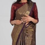 Fathima Babu Instagram - புடவை ப்ளீட் வச்ச முந்தானை வச்சுக் கட்டும்போது பின் பக்கம் தோள்பட்டைக்குக் கீழே ஒரு பின் போட வேண்டியிருக்கும் உங்க வீட்டுல யாரு ஹெல்ப் பண்ணுவாங்க நான் ஷூட்டிங் சமயத்தில் சக நடிகைகள் ஒன்றாக சேலை மாற்றும்போது உதவுவார்கள் அல்லது பெண் உதவியாளர் உதவுவார் வீட்டு ஆண்களுக்கு சேஃப்டி பின் ராக்கெட் சயின்ஸ் போன்றது 😄