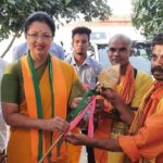 Gautami Instagram - நேற்று (27-03-2021 ) மாலை தாராபுரம் சட்டமன்றத் தொகுதியில் பாஜக வேட்பாளர், பாஜக மாநிலத் தலைவர் திரு. Dr. L. முருகன் அவர்களை ஆதரித்து அலிங்கியம், மனக்கடவு, கரையூர், தளவாய்பட்டிணம், பெஸ்ட் நகர் ஆகிய பகுதிகளில் தாமரை சின்னத்தில் வாக்களிக்கும்படி பரப்புரை செய்தேன். திருமுருகப் பெருமானின் வெற்றி வேல் பரிசளித்த பாஜக சொந்தங்களுக்கு என் நன்றிகள். #Dharapuram #drlmurugan #வாக்களிப்போம்_தாமரைக்கே #BJP #AIADMKFOR2021 #TNElection2021 @bjp4india @bjp4tamilnadu @narendramodi @amitshahofficial @jpnaddaofficial @gkishanreddyofficial @blsanthoshofficial @ctravi @general_vksingh @ponguletisudhakarreddy @murugan_tnbjp
