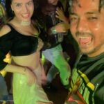 Gehana Vasisth Instagram - Masti with team … director producer actor actress production Dop makeup and Sab log … Akhir ham Sab mil Kar hi to Ek project khada karte hai .. Nothing happnd by just a click A big team requires to make taj-mahal … . . . . #gehnavasisth #party #event #happy #birthday #love #glory #celebration #celebrity