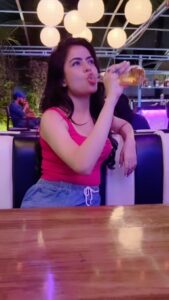 Gehana Vasisth Instagram - It’s party time …
.
.
#gehanavasisth #party #partytime #corona #beer #reelsinstagram #reels #hit #trending