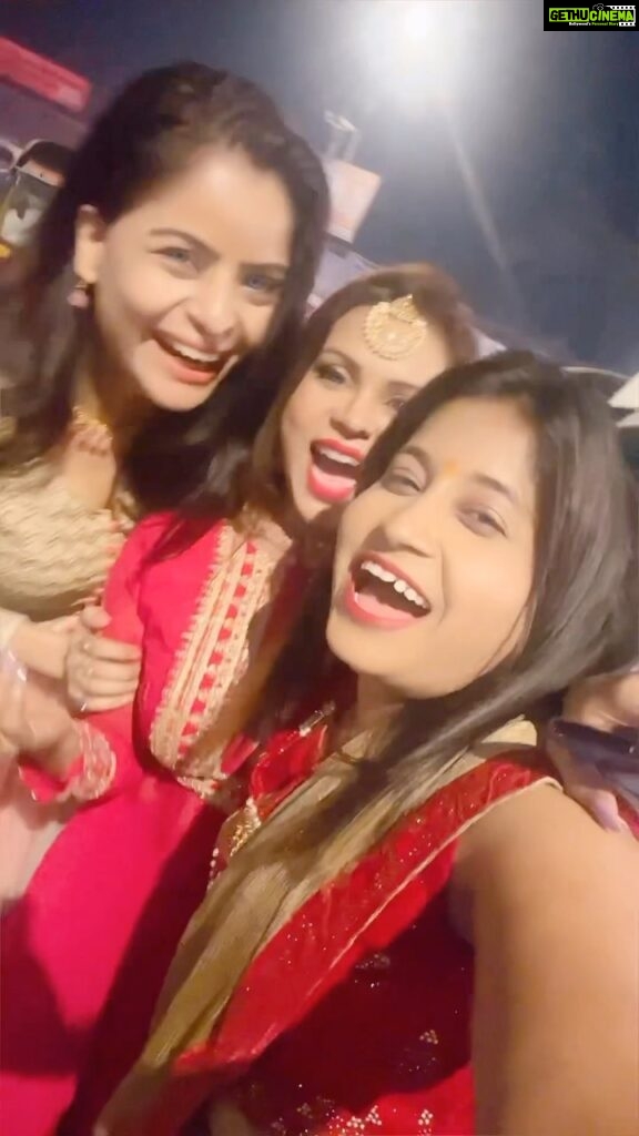 Gehana Vasisth Instagram - Last night at back road we 3 had great fun …. . . Loved it … . . #reels #reelsinstagram #instagram #trending #viral #explore #love #instagood #explorepage #tiktok #reelitfeelit #india #follow #photography #fyp #reel #instadaily #followforfollowback #reelsvideo #likeforlikes #like #fashion #memes #foryou #reelkarofeelkaro #music #o #insta #instagramreels #gehanavasisth