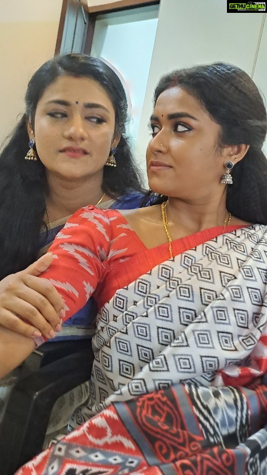 Haritha G Nair Instagram - My complain boxes🤣🤣.. Sisters #friendslikefamily #actors #shyamambaram #zeekeralam #zee5 #dailysoap #locationfun #mybabies❤