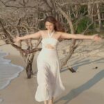 Heena Achhra Instagram – Entering 2023 with all the extra love for the zindagi 🫶🏻♥️⭐️
.
.
.
.
.
.
.
.
.
.
.
.
.
.
.
.
.
.
.
.
.
.
.
.
.
.
.
#HeerAchhra #explore #livelife #loveyouzindagi #happy #newstart #white #beach #thailand #exploringisland #reeloftheday #newyear #happynewyear #2023 #style #beautiful #viralvideo #reel #reels #reelitfeelit #reelkarofeelkaro #reelinstagram #trend #trending #cute #smile #nature  #Actress #movies