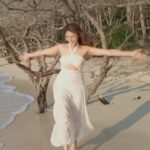 Heena Achhra Instagram - Entering 2023 with all the extra love for the zindagi 🫶🏻♥️⭐️ . . . . . . . . . . . . . . . . . . . . . . . . . . . #HeerAchhra #explore #livelife #loveyouzindagi #happy #newstart #white #beach #thailand #exploringisland #reeloftheday #newyear #happynewyear #2023 #style #beautiful #viralvideo #reel #reels #reelitfeelit #reelkarofeelkaro #reelinstagram #trend #trending #cute #smile #nature #Actress #movies