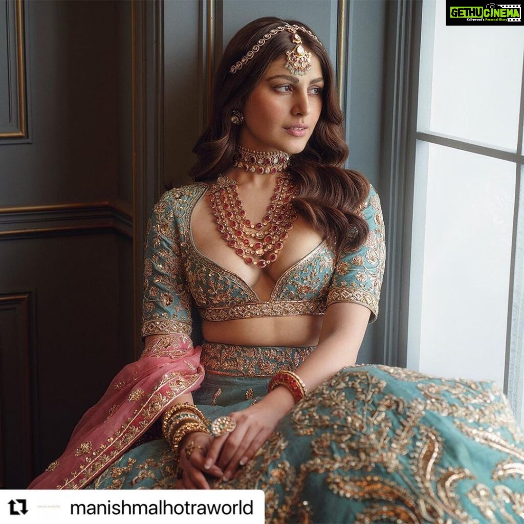 Heena Achhra Instagram - @manishmalhotraworld with @use.repost ・・・ #MMblouse - betwixt the concept and context of timeless modernity The plunging inverted spade-shaped neckline outlines the regalia of heirloom jewels while the rich heritage zardosi, Mukaish, hold crystal stones and golden embroidered hem exalts the elegance of a #ManishMalhotraBride #Khaab Bridal Couture 2022 @manishmalhotra05 Jewellery: Manish Malhotra Jewellery by Raniwala 1881 @manishmalhotrajewellery Photographer: @tarun_khiwal Styled by: @harshad.fshn Mua: @deepa.verma.makeup Hair: @cristianocpereira Production: @ikp.insta #ManishMalhotra #ManishMalhotraWorld #manishmalhotrajewellerybyraniwala1881 #ManishMalhotraVows #ManishMalhotraLabel #ManishMalhotraProductions #ManishMalhotraJewellery #ManishMalhotraVows #bride #bridal #bridaldress