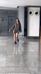 Heena Panchal Instagram - Magical walk ….

#heenampanchal #stylish #hairflip #burrberrysunglasses #walk #showstopper #airportlook