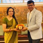 Hema Malini Instagram - “Land of Heroes, A Nation's Glory! In Every Heart, In Every Soul, A Proud Nation We Uphold!”. I felt honoured to participate in this noble cause earlier today. “Meri Mati-Mera Desh “. As part of this campaign I handed over the Mati (soil ) from my residence to Shri. Prithviraj Chauhan ji, the Assistant Commissioner - K West BMC. @my_bmc #mybmcwardkw